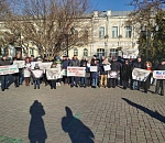 Астраханцы в центре города потребовали очистить воздух от ядов