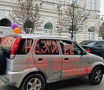 Фото дня: тюльпановое настроение и автомобильная живопись