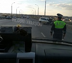 Серьезная авария на Новом мосту: машина едва не вылетела за ограждение