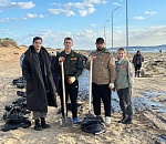 Пятнадцать астраханцев ликвидируют разлив мазута на Черноморском побережье