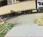 В Астрахани фура протащила несколько метров заглохнувшую в пути легковушку