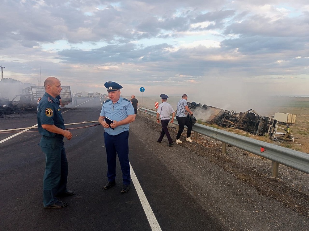 На астраханской трассе столкновение грузовиков закончилось пожаром. Есть жертвы
