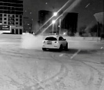 Астраханка возле ТЦ устроила нехилый дрифт