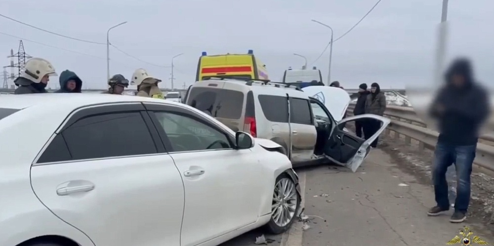 В крупном ДТП на астраханском мосту погиб пассажир