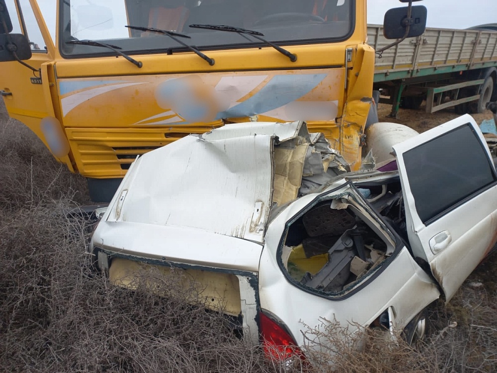 Лада всмятку: под Астраханью в жестокой аварии погибли три человека