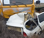 Лада всмятку: под Астраханью в жестокой аварии погибли три человека