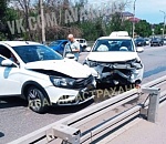 Две машины жестко поцеловались на путепроводе в Астрахани