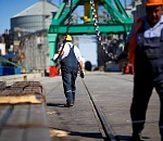 В астраханском порту рабочего придавило грузом