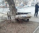 В Астрахани автомобиль врезался в дерево