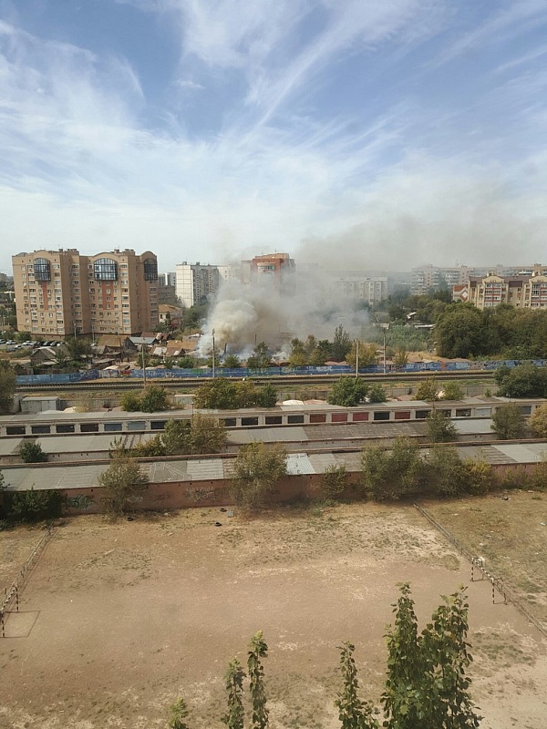 В Астрахани сгорели шесть гаражей и заброшенный дом