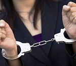 В суд направлено дело об астраханке, с кулаками накинувшейся на полицейского