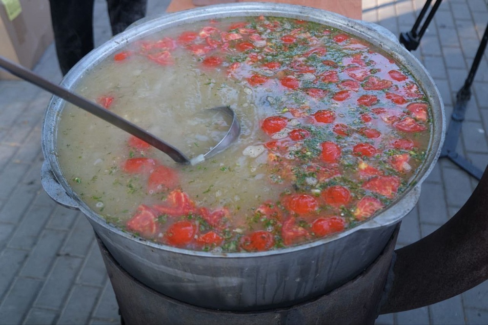 1300 литров ухи съели астраханцы в День рыбака