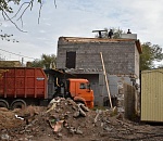 В Астрахани по просьбе жителей администрация снесет незаконную постройку во дворе