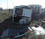 На трассе  Махачкала-Астрахань микроавтобус перевернулся, водитель погиб, 8 пассажиров в больнице