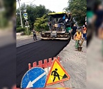 На улице Александрова в Астрахани укладывают асфальт