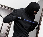 Астраханец перед Новым годом вломился в чужую квартиру и украл 13 бутылок алкоголя