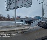 Под астраханским мостом запечатлели огромные ледяные сталактиты