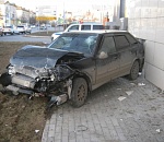 В Астрахани автомобиль протаранил офисное здание