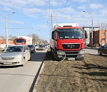 В Астрахани грузовик выехал на газон