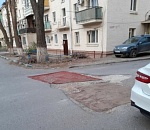 В Астрахани дорожную яму заделали ковром