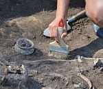 Юные археологи занимаются раскопками под Астраханью