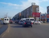 Дерзкого маршрутчика, выполняющего в Астрахани опасные трюки на дороге, наказали