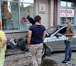 И снова дорогая иномарка, и снова в дом