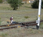 На астраханской железной дороге поезд закидали камнями