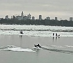 Прямо как в кино: сегодня в Астрахани спасатели вытаскивали с дрейфующей льдины 7 рыбаков 