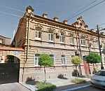 В пылающей квартире в центре Астрахани едва не погибла бабушка