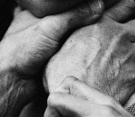 72-летняя астраханка едва не задушила соседку, раскрывшую ее секрет