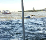 Под Астраханью сухогруз и спасатели сняли людей с тонущей лодки