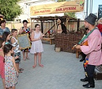 Астраханцев научили играть на ложках, пиле и стиральной доске