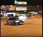 Астраханец устроил ночной дрифт у "Ленты". Видео