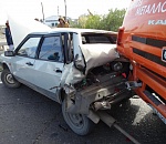 В Астрахани грузовик протаранил припаркованную легковушку