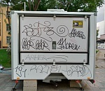 Появились кадры с лицами вандалов, уродующих здания Астрахани