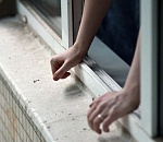 В Астрахани подросток погиб, выпав из окна 9-го этажа