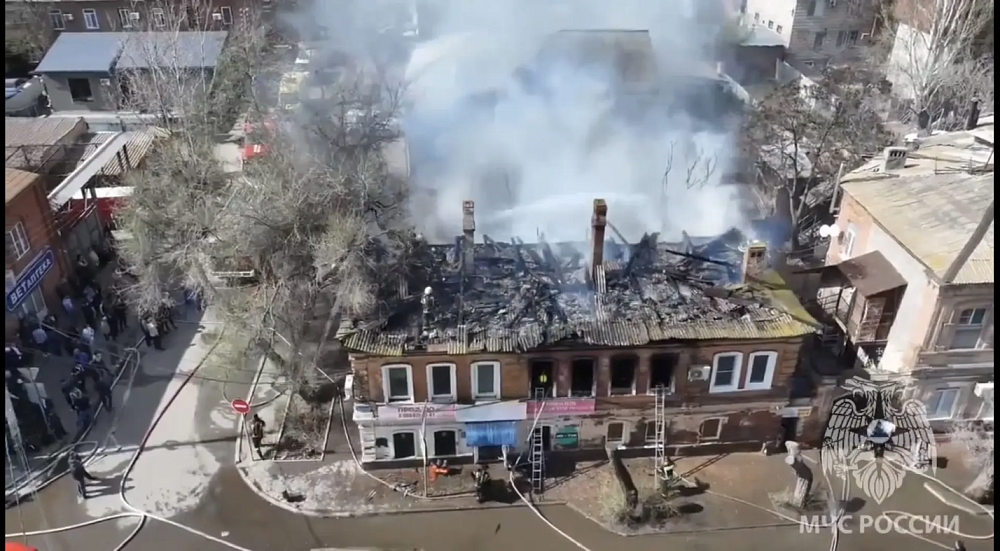 В районе астраханского рынка Большие Исады полыхают два многоквартирных дома