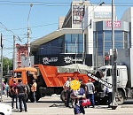 В Астрахани двум КамАЗам стало тесно на одной дороге. ВИДЕО