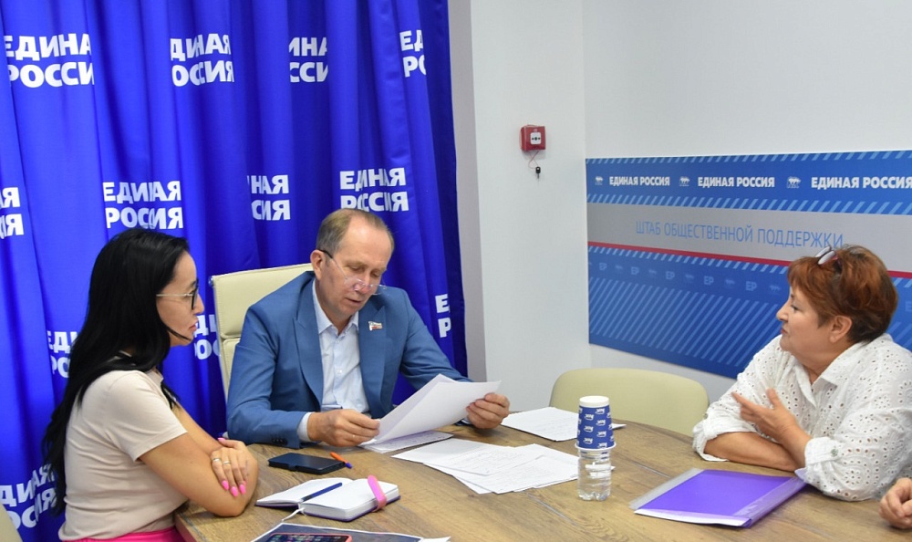 Часть проблем астраханцев решается на месте во время приемов у главы Гордумы Игоря Седова