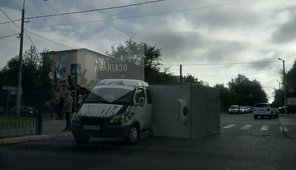 В Астрахани у бортовой "Газели" отвалился фургон