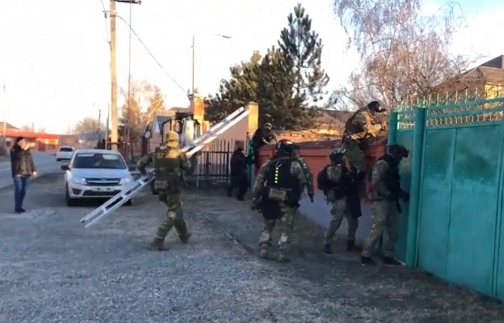ФСБ задержала в Астраханской области террористов из Хайят Тахрир Аш Шам: оперативное видео