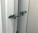 Фото дня: в аэропорту Астрахани запечатлели странную дверь