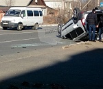В Астрахани на улице Дзержинского опрокинулся автомобиль