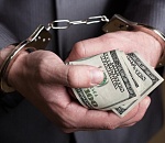 Взятку в 3 тыс. долларов предлагал москвич астраханскому полицейскому