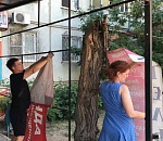 Демонтаж незаконно установленных рекламных конструкций в Астрахани продолжается