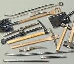 Два астраханца пытались вскрыть банкомат при помощи молотка и лома