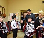 Это баян! Депутаты подарили юным музыкантам инструменты