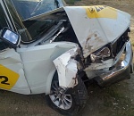 В Астрахани такси врезалось в дерево