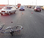 В Астрахани в ДТП на Новом мосту серьезно пострадал велосипедист